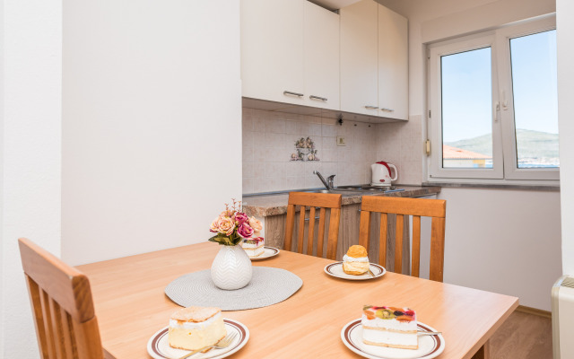 Apartment Karlo 220m From the Beach