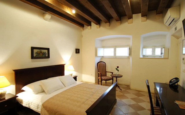 SUNce Palace Apartments with free offsite parking