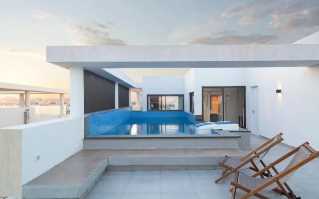 Lourina at Lake View Residence