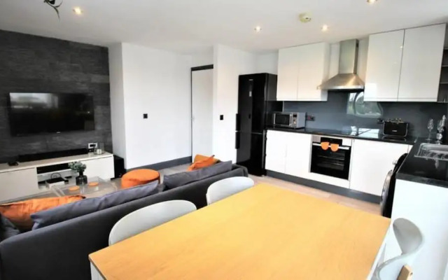 Stylish & Cosy 2 bed Flat With Parking & Bfast