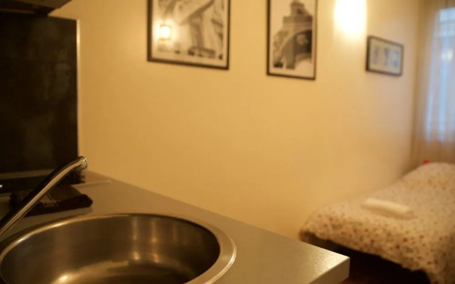 Montmartre Apartments Leo Ferre