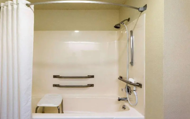 Super 8 Motel - Watertown