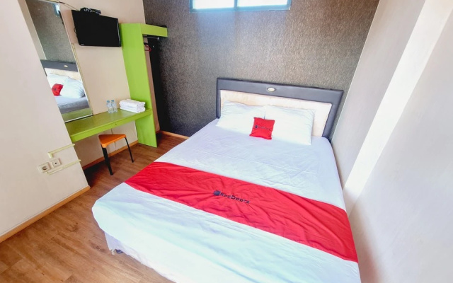 RedDoorz Syariah near Lippo Plaza Batu – Guest Rooms – Batu