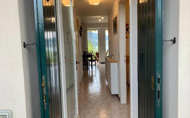 Mamma Ciccia Holiday Home - Front Lake Apartment, beach and swimming pool