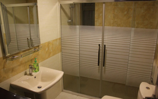 Elegant Modern & Style Hillview Balcony