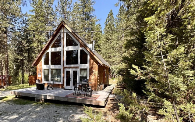 Cascades Adventure Cabin 2 Bedroom Home by NW Comfy Cabins by RedAwning
