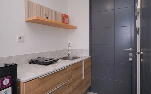 Comfortable Studio Room at Collins Boulevard Apartment