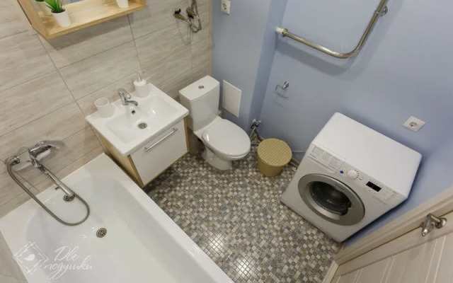 Dve podushki na ul. Gagarina, 80A-4, kv.138