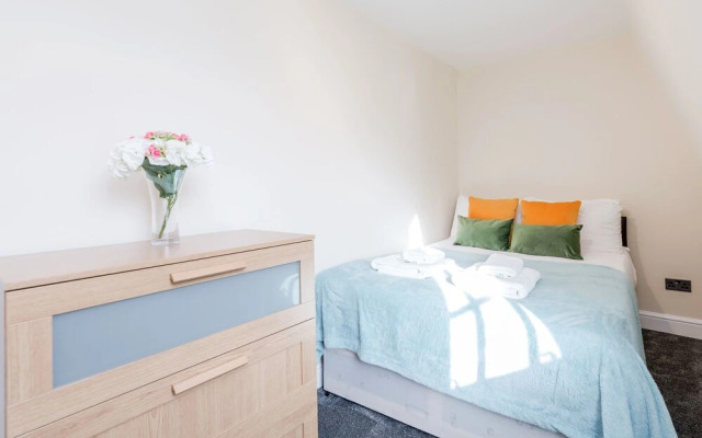 Taste Central London Living in Lush Home