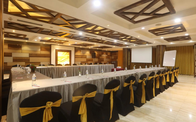 OYO Premium Deccan Apte Road
