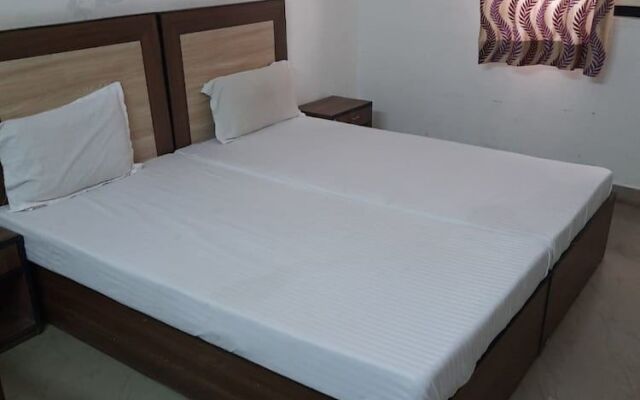 Goroomgo Ambikalia Palace Agra