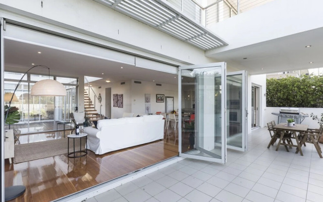 Sydney Seaside Contemporary Executive Living