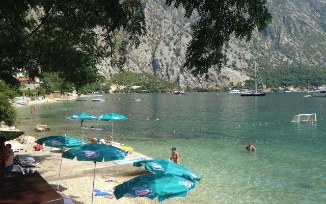 Spacious Family 4BR Seaside House, Fantastic Sea Views, 20 Meters to Beach