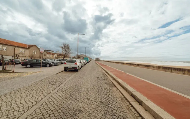 Espinho Seawalk AND Seaview by Vacationy