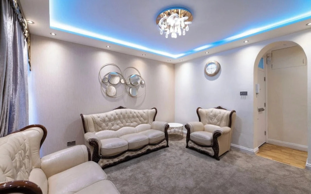 Chic London Apartment in Brown Hart Gardens