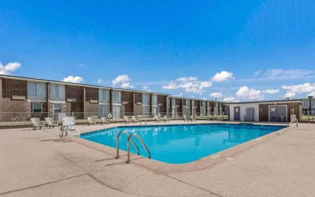 Clarion Inn & Suites Convention Center Near Bricktown