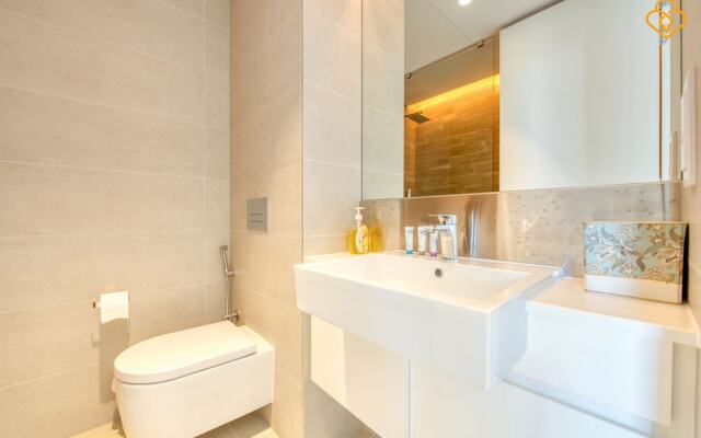 Beautiful Large 3 B/R Apt in BlueWaters Island