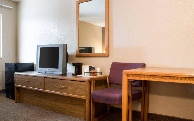 Bison Inn & Suites on University