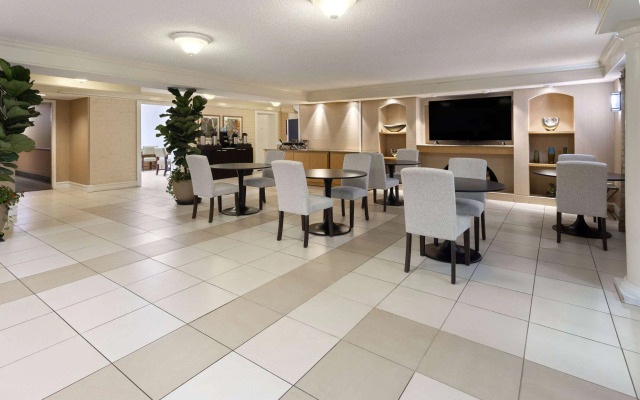 La Quinta Inn by Wyndham Pittsburgh Airport