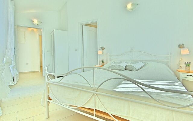 Peaceful Villa in Sveti Lovrec With Swimming Pool