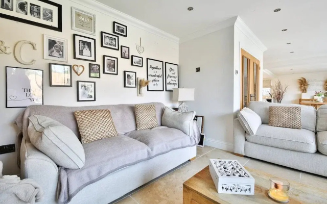 Modern 5-bed Retreat With Parking