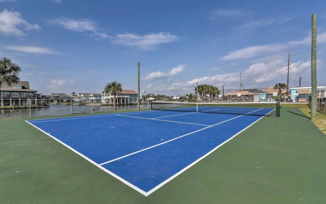 Walk to Beach: Family-friendly Galveston Home!