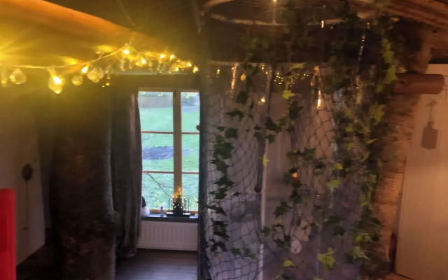 Treehouse Magpies Nest With Bubble Pool