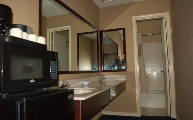 Golden Manor Inn & Suites