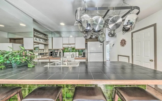 Cozy Cloudcroft Townhome ~ 1 Mi to Burro Ave!