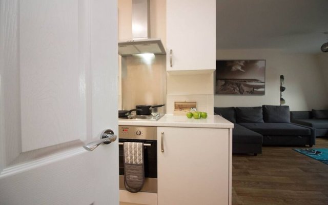 Stayzo Castle Penthouse 18- A Clean Fresh Modern Apartment With Free Wi-fi