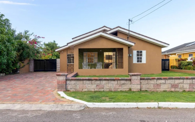 Private Pool Draxhall Gated Gym Tennis Full AC