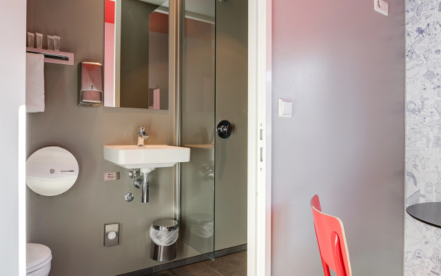 ClinkNOORD - Hostel