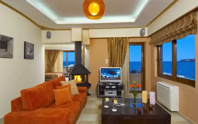 Cavo Seaside Suites