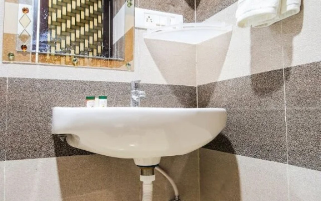 Royal Guest House by OYO Rooms