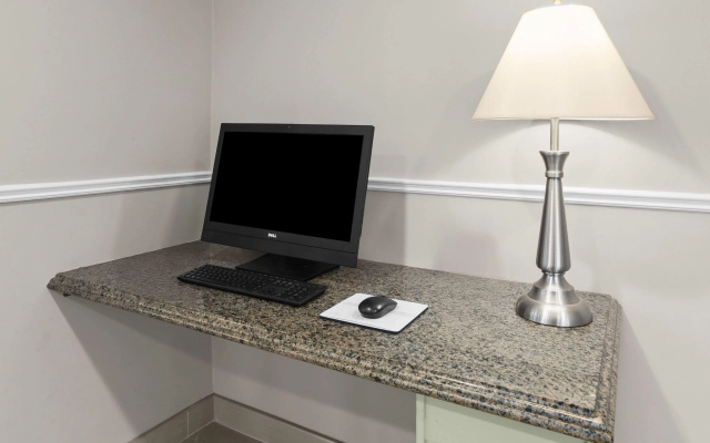 Super 8 by Wyndham Gananoque/Country Squire Resort