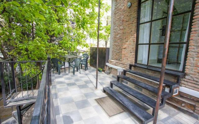 2BR Mezzanine style apartment w Patio