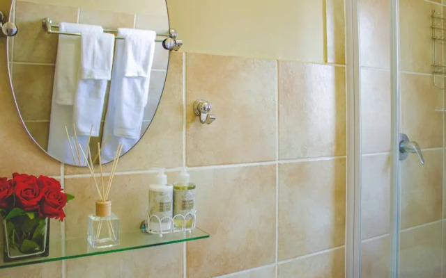 Beautiful 2 Bedroom Apartment Near Monte Casino