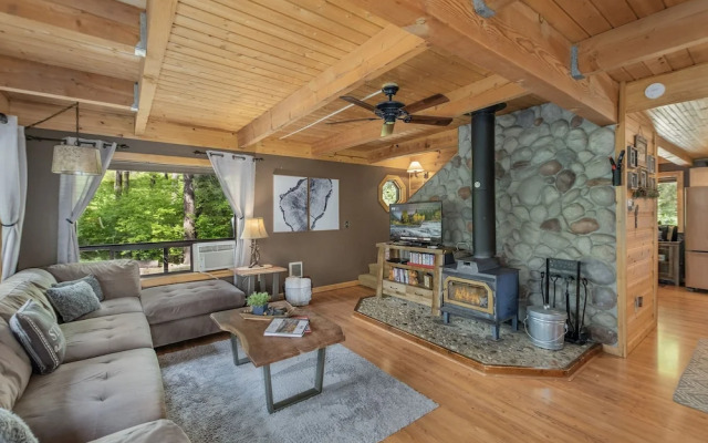 Thyme Out 2 Bedroom Home by NW Comfy Cabins by RedAwning