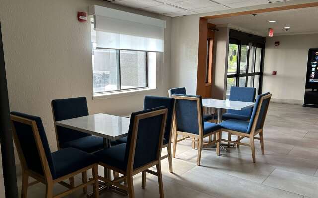 La Quinta Inn & Suites by Wyndham Orlando South