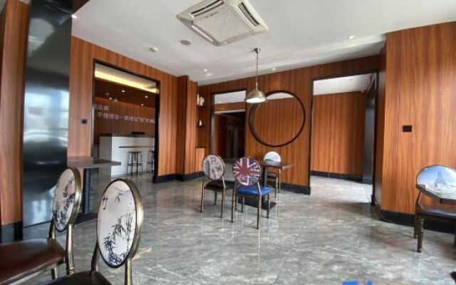 Yo Yo Pinke Hotel