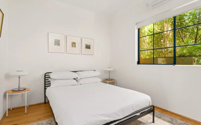 Spacious 2-bed Townhouse With a Lush Courtyard