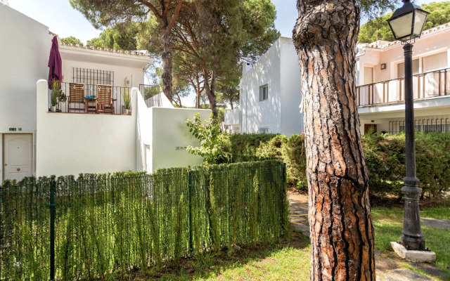 Beachside cosy apartment with pool