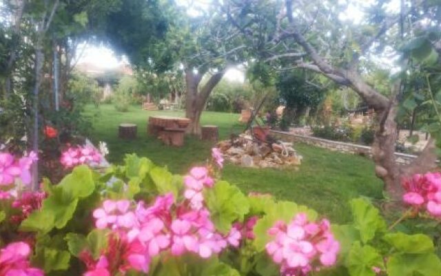 Maniatis Garden