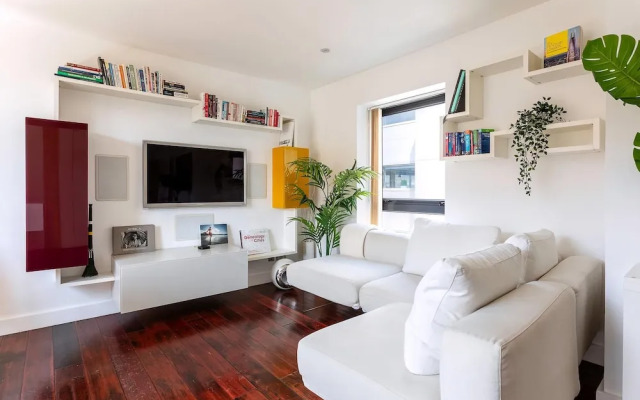 RAI - Modern Tower Hill Penthouse