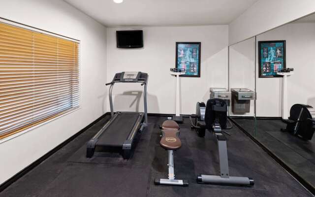 OYO Townhouse Houston Brookhollow