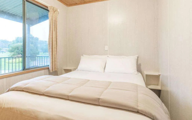 NRMA Warrnambool Riverside Holiday Park – Guest Rooms – Allansford