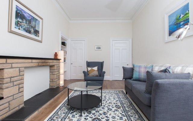 Spacious 2-br Flat for 4 in Morningside