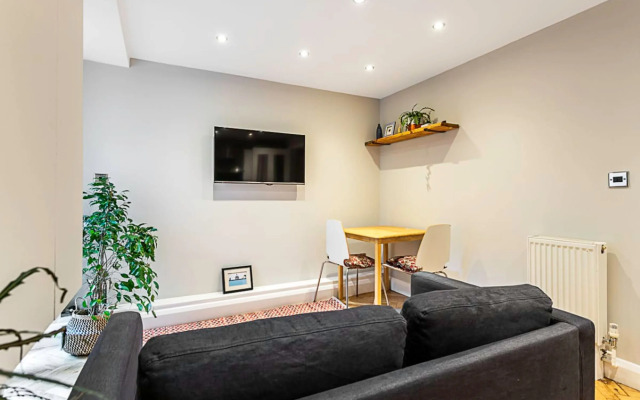 Cosy Garden Flat in Prestigious Residential Area