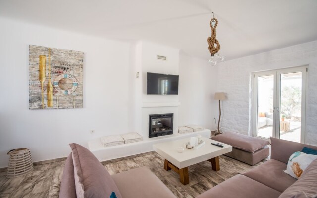 Funky holiday home with pool, next to the beach by VillaRentalsgr