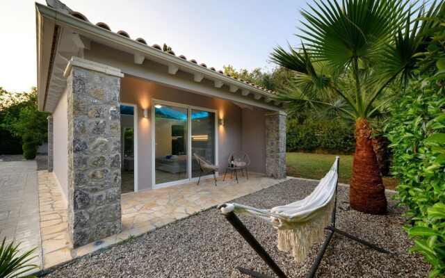 Villa Black White Dassia